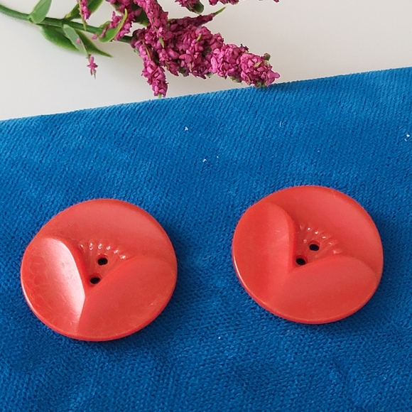 Pair of Vintage Acrylic Round Red Sewing Buttons - Picture 9 of 12